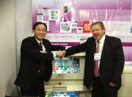 在智城公司展臺上沈水興先生與馬庫斯•科耐先生握手合影