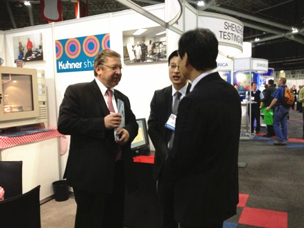 在科耐公司展臺上馬庫斯•科耐先生正在介紹科耐公司情況