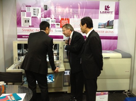 沈昊先生正在向馬庫斯•科耐先生介紹智城產(chǎn)品