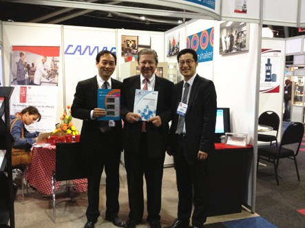 沈水興先生和馬庫斯•科耐先生手持對方簽名的樣本合影留念