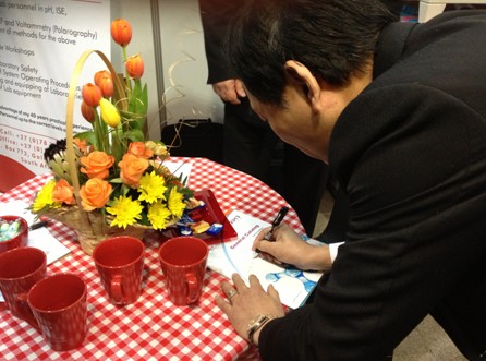 沈水興先生在與馬庫斯•科耐先生交換的智城公司樣本上簽名留念