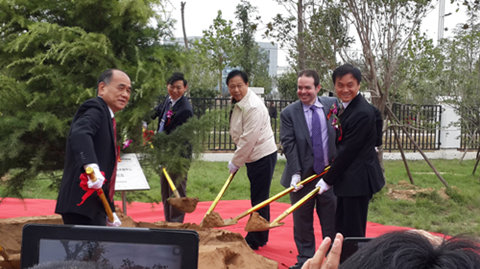 領導嘉賓們在“食品安全卓越中心”所在的土地上親自耕種一顆小樹苗,預示“卓越中心”的新生和茁壯成長