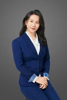 穿著藍色西裝的人描述已自動生成